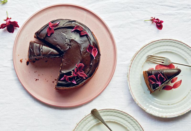 Fig, Banana & Dark Chocolate Cake with Cacao Cream